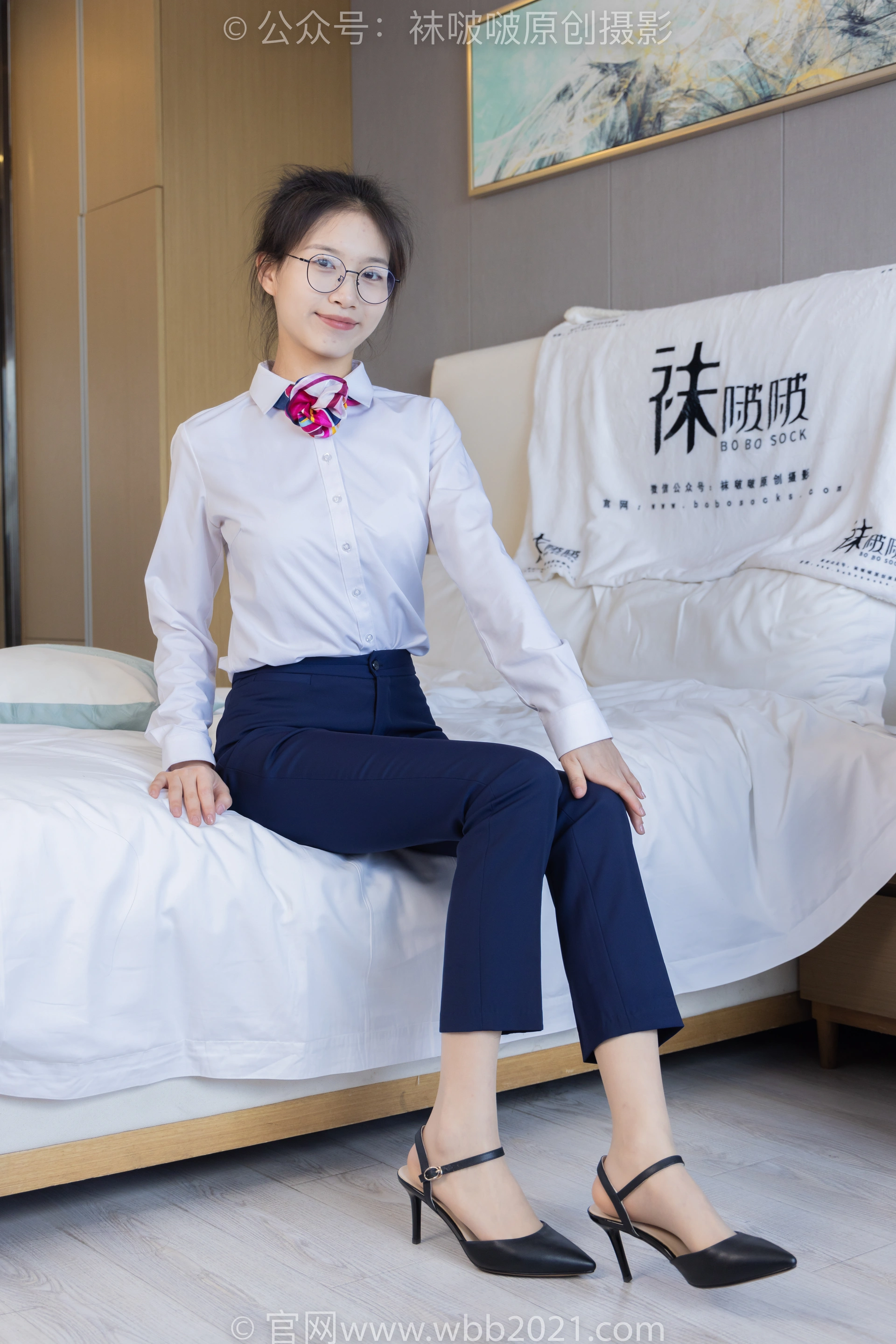 [BoBoSocks袜啵啵] NO.401 芝士-高跟鞋、肉丝（脚尖微加固款）、裸足、银行制服裤里丝 （花絮版） 2